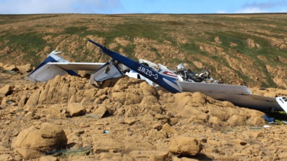 Un avion écrasé au sol.