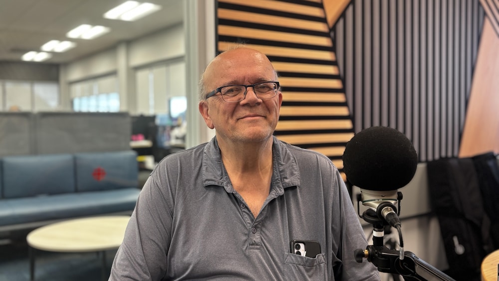 Émile Gallant en entrevue dans les studios de Radio-Canada.