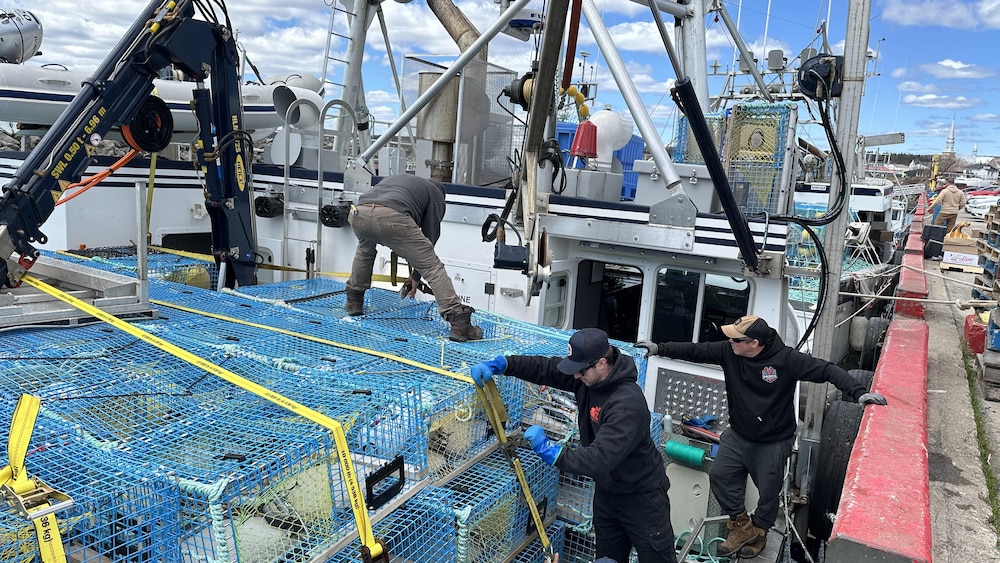 Sur le qui de Grande-Rivière des pêcheurs se préparent 