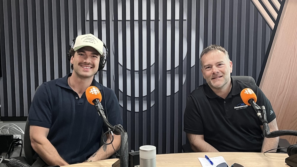Deux hommes en entrevue dans les studios de Radio-Canada.