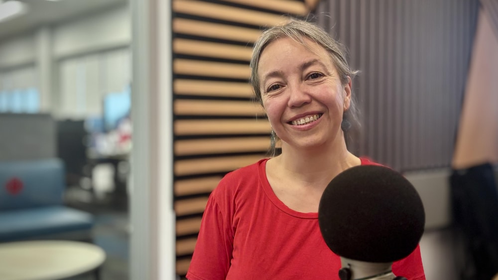 Patricia Mendez en entrevue dans les studios de Radio-Canada.