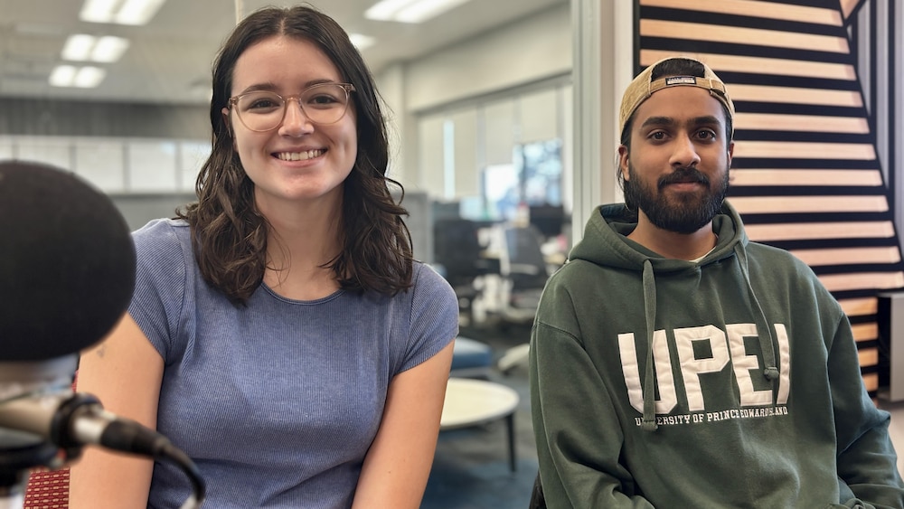Une femme et un homme dans les studios de Radio-Canada.