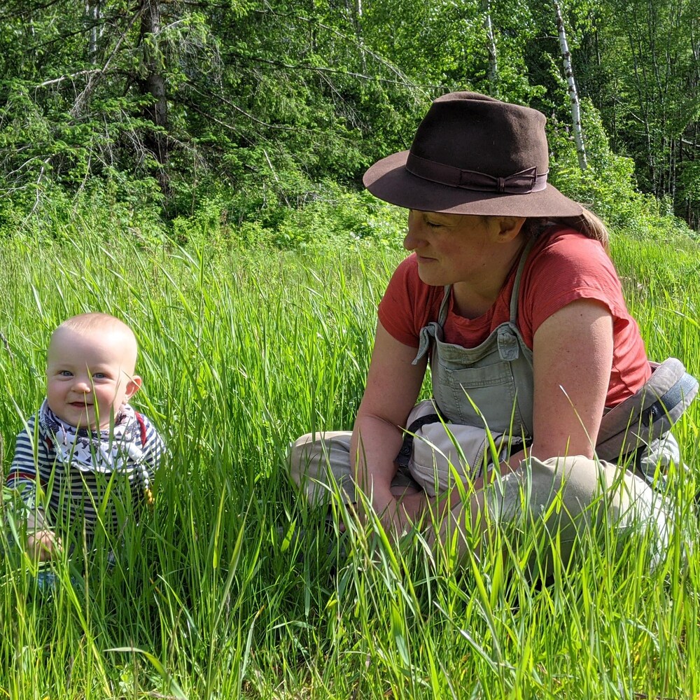 Une mère avec son bébé assis dans l'herbe