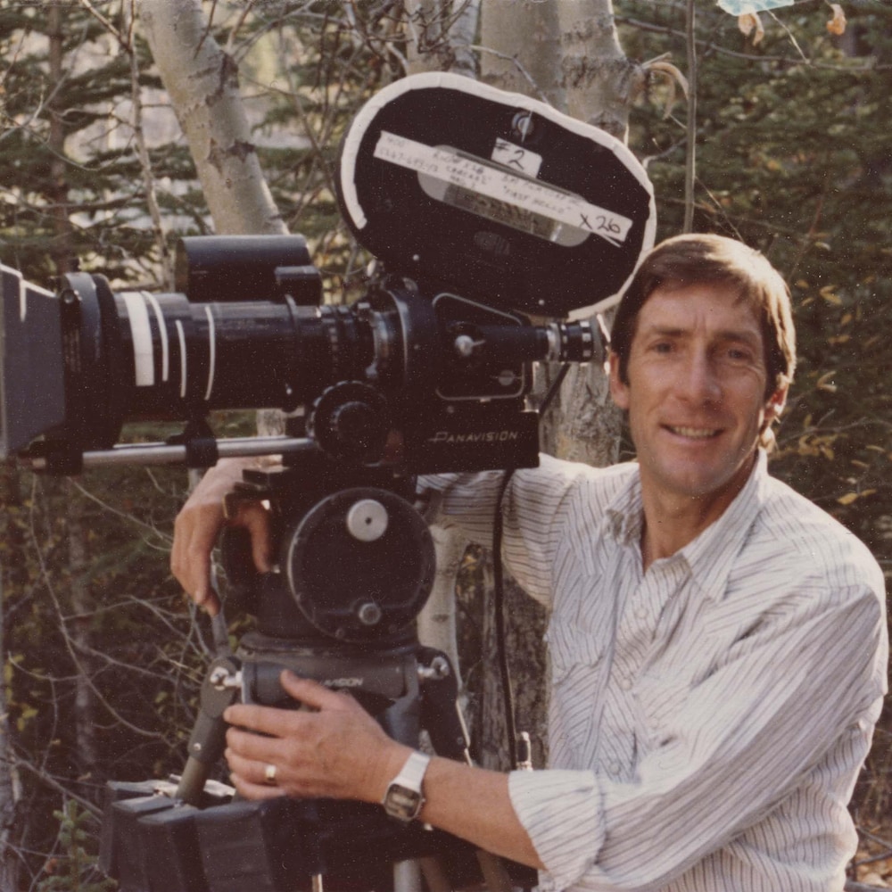 Photo d'archives d'Eddie Hunter avec une grande caméra. 