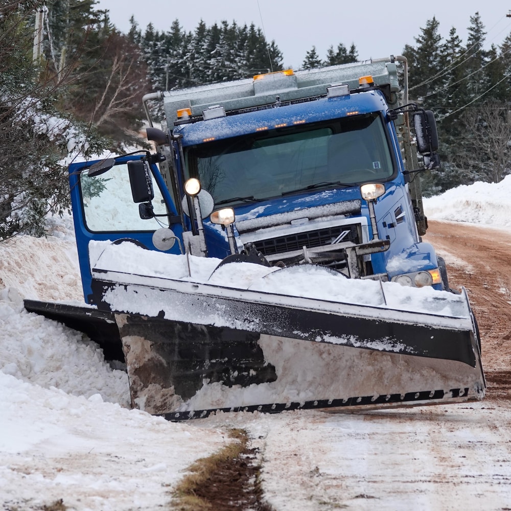 Un camion de déneigement dans le fossé, à South Lake, le 17 janvier, après le passage de la tempête.