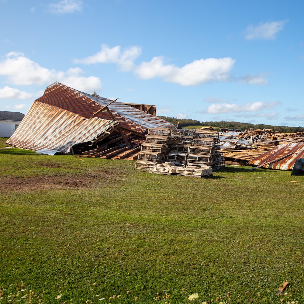 À Burlington, une grange est détruite après le passage de la tempête.