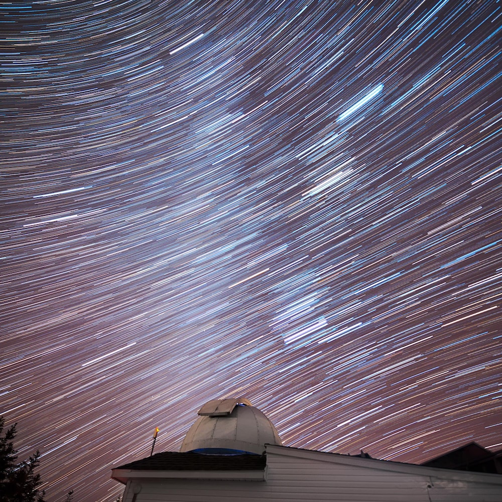 Un observatoire et un ciel étoilé.