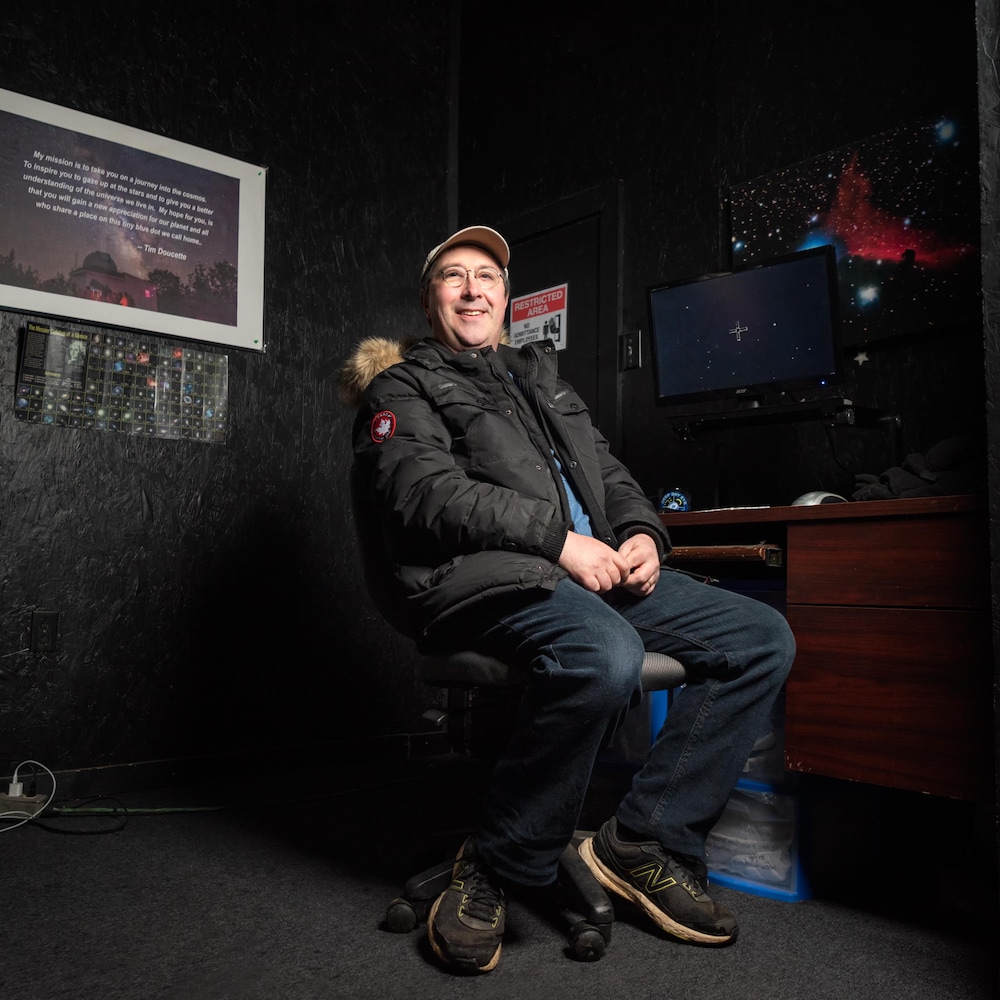Tim Doucette assis dans son observatoire.