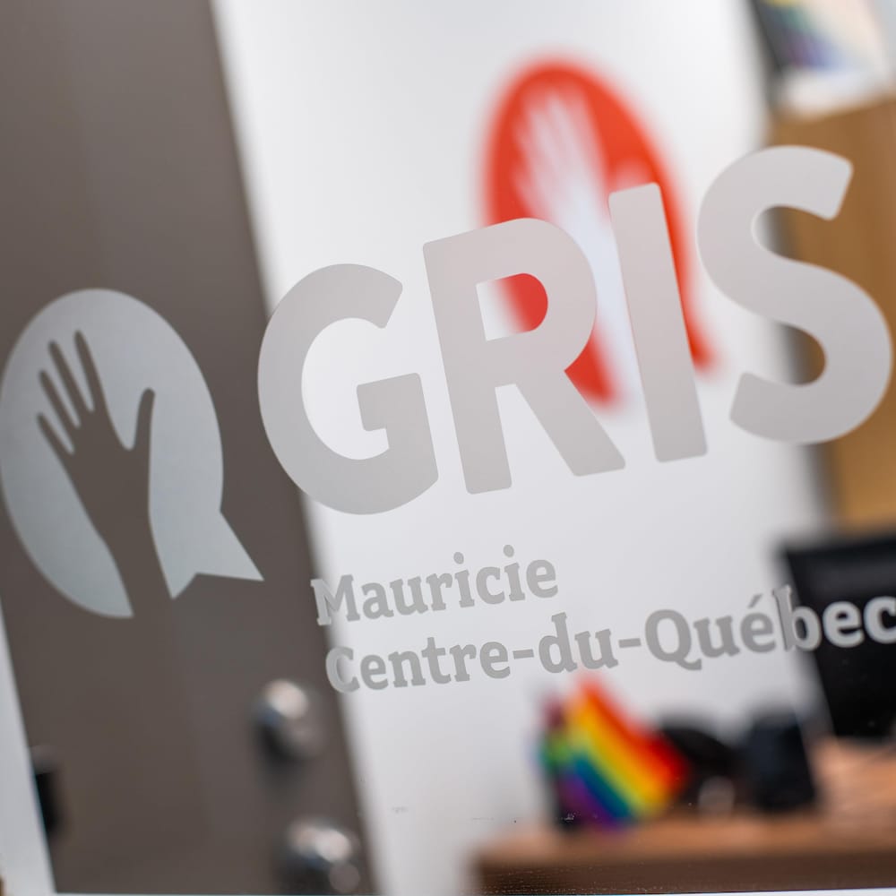 Le logo du GRIS Mauricie/Centre-du-Québec imprimé sur la vitre à l'entrée de leurs locaux.