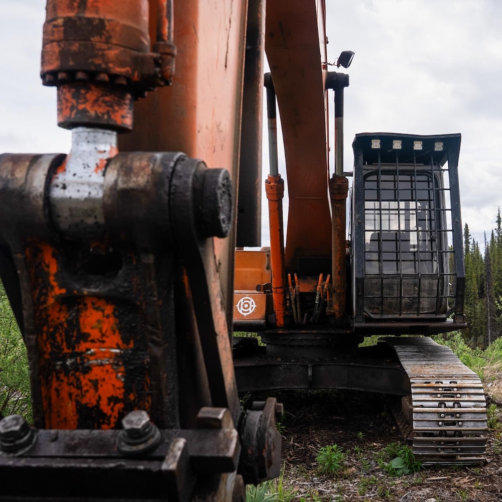 Une excavatrice stationnée sur le terrain de travail pour le coupe-feu de Whitehorse.