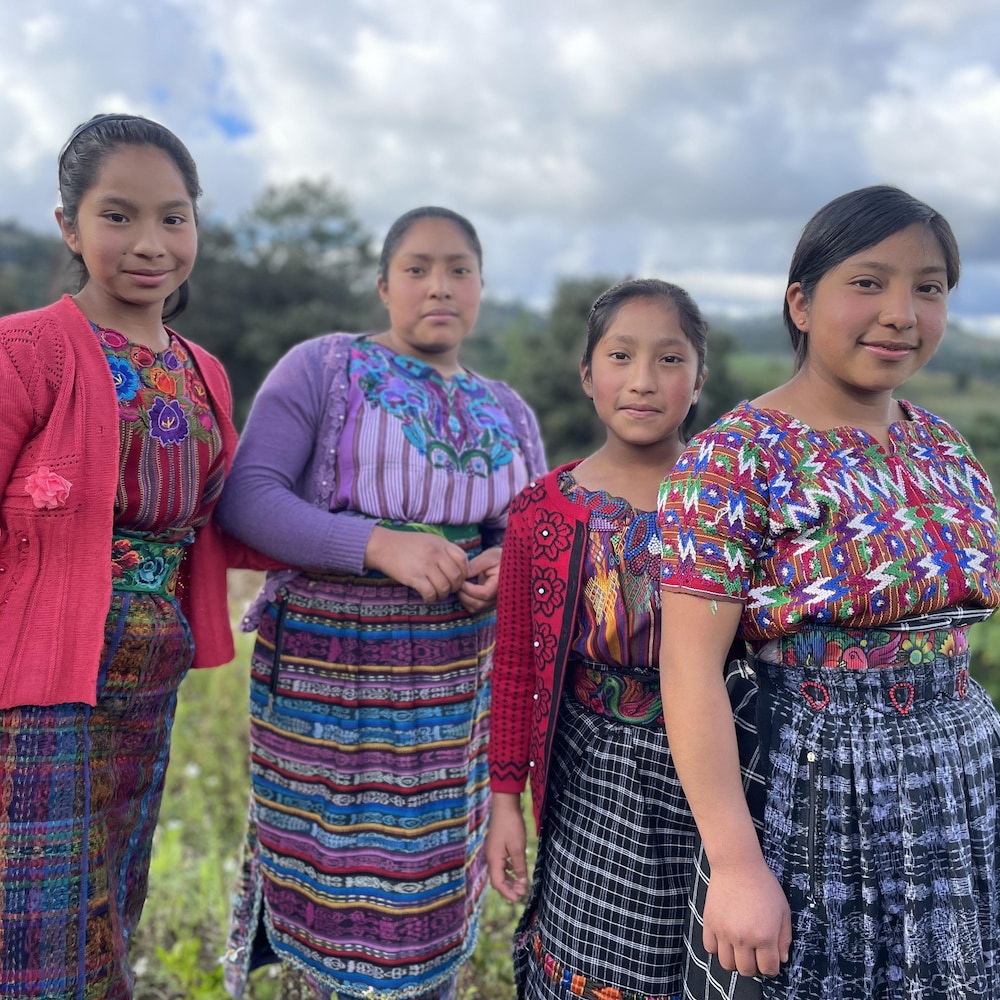 Les quatre filles de Juan dans un champ.