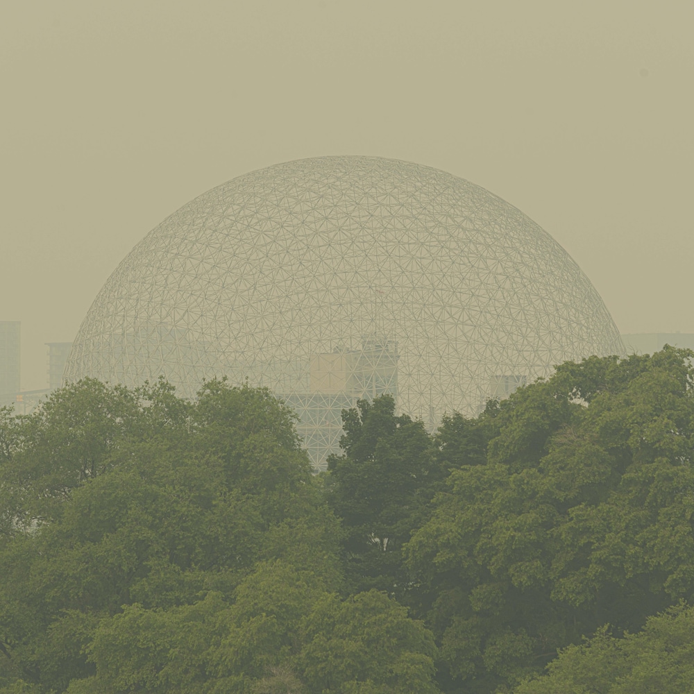 Montréal enfumée dans le smog, le 26 juin 2023.
