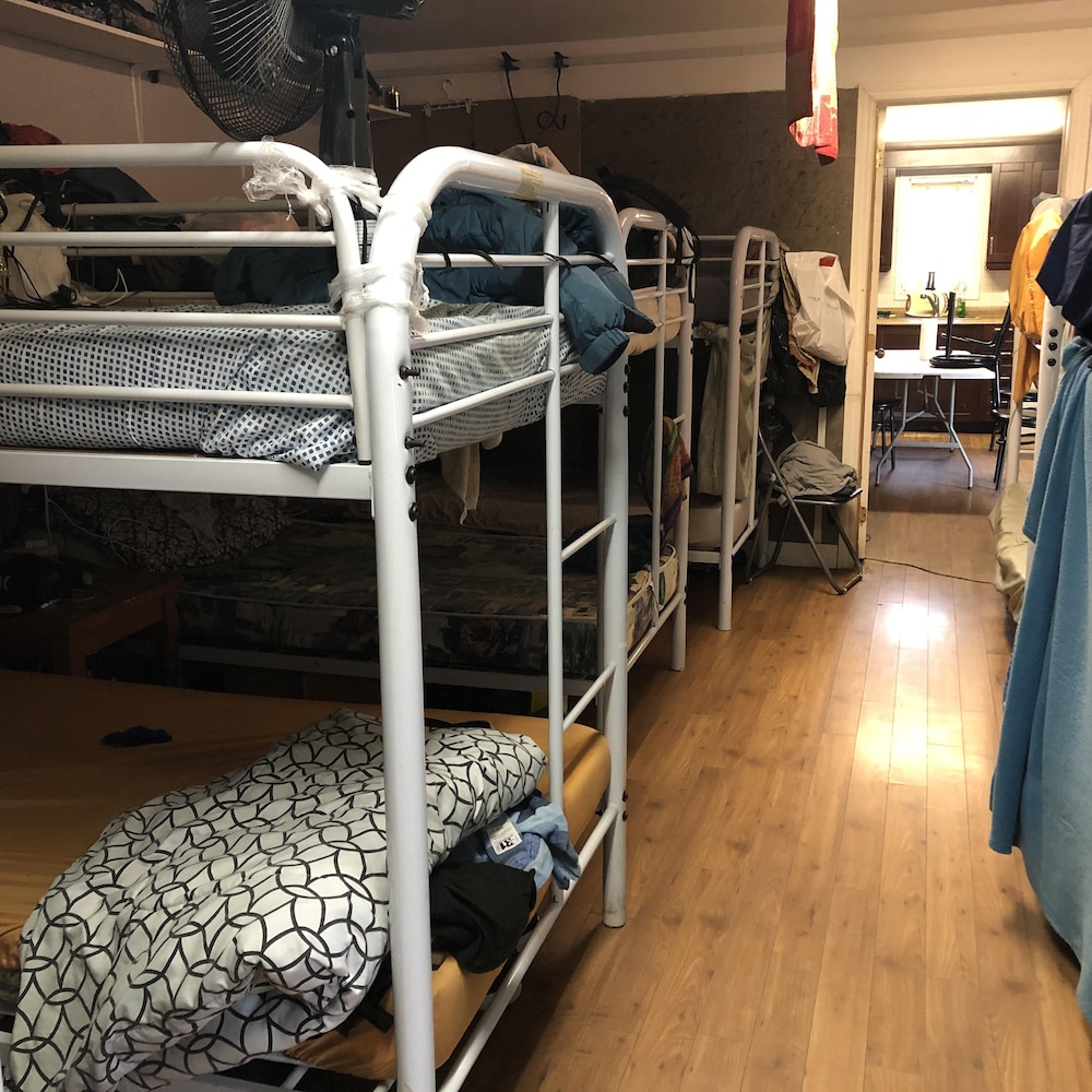 Des lits superposés dans une chambre