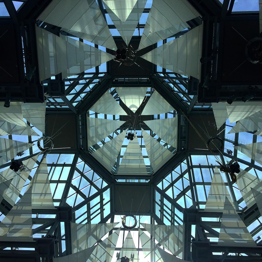 Le toit vitré du Musée des beaux-arts du Canada vu d'en dessous.
