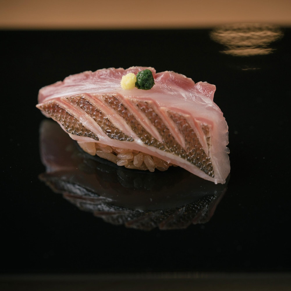 Une pièce de poisson sur du riz.