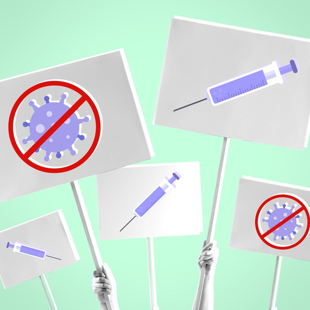 Des pancartes de manifestation illustrant des vaccins et des symboles contre des virus.