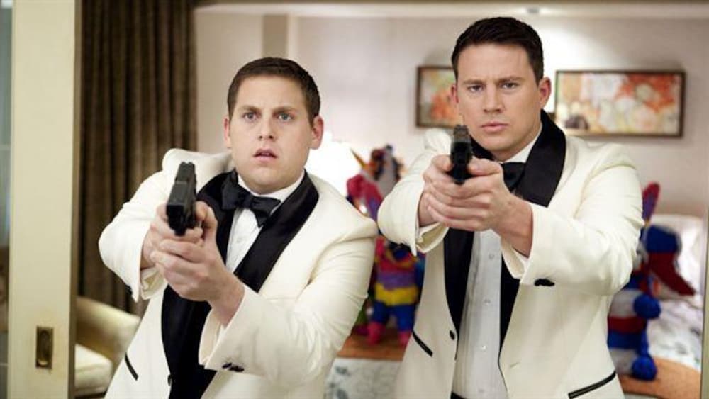 Sony Pictures Les deux flics en tenue de soirée, arme au poing