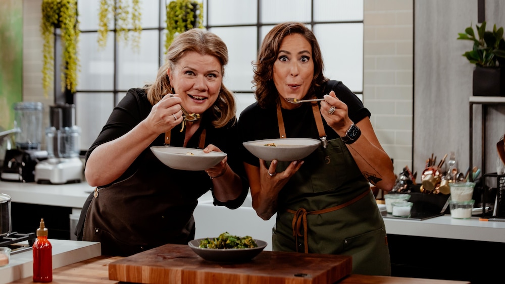 Marina Orsini et Kimberly Lallouz mangent de la soupe en cuisine.