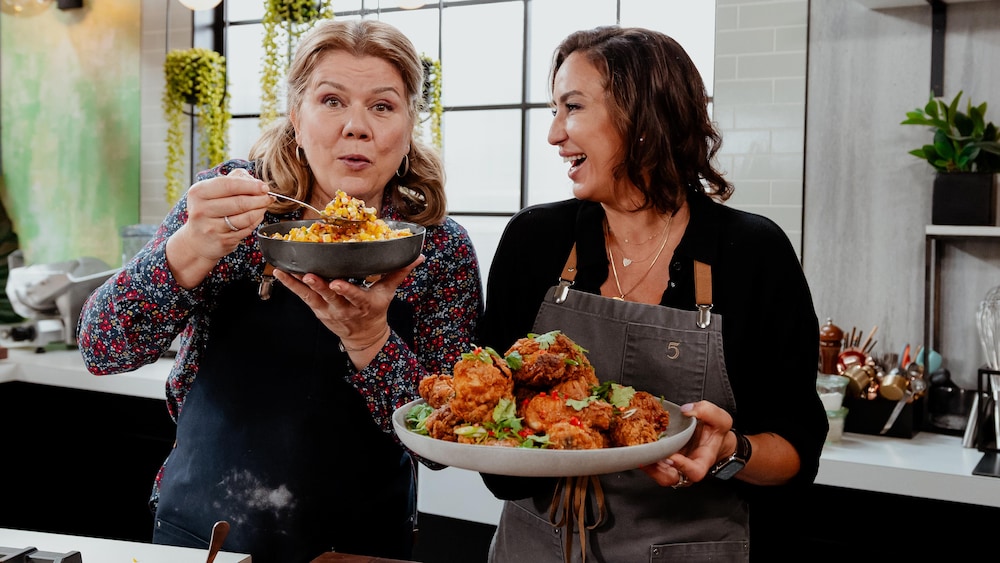Marina Orsini et Kimberly Lallouz posent avec une salade de maïs et du poulet frit.