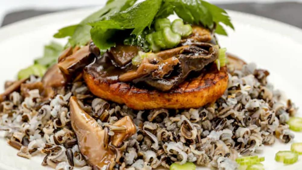 Un steak celeri-rave accompagné de riz sauvage et d'une sauce aux champignons.