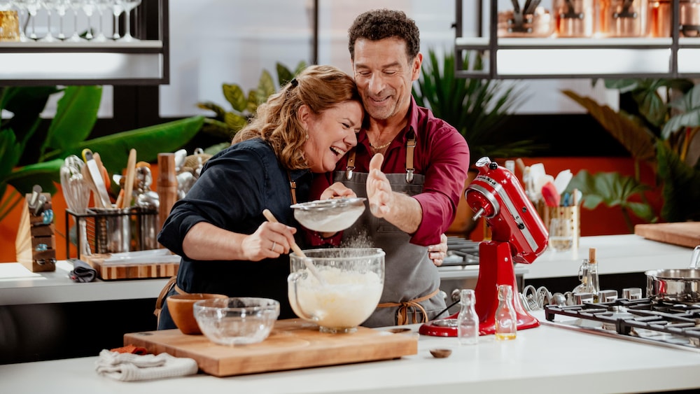 Marina Orsini et Pasquale Vari rigolent dans la cuisine.