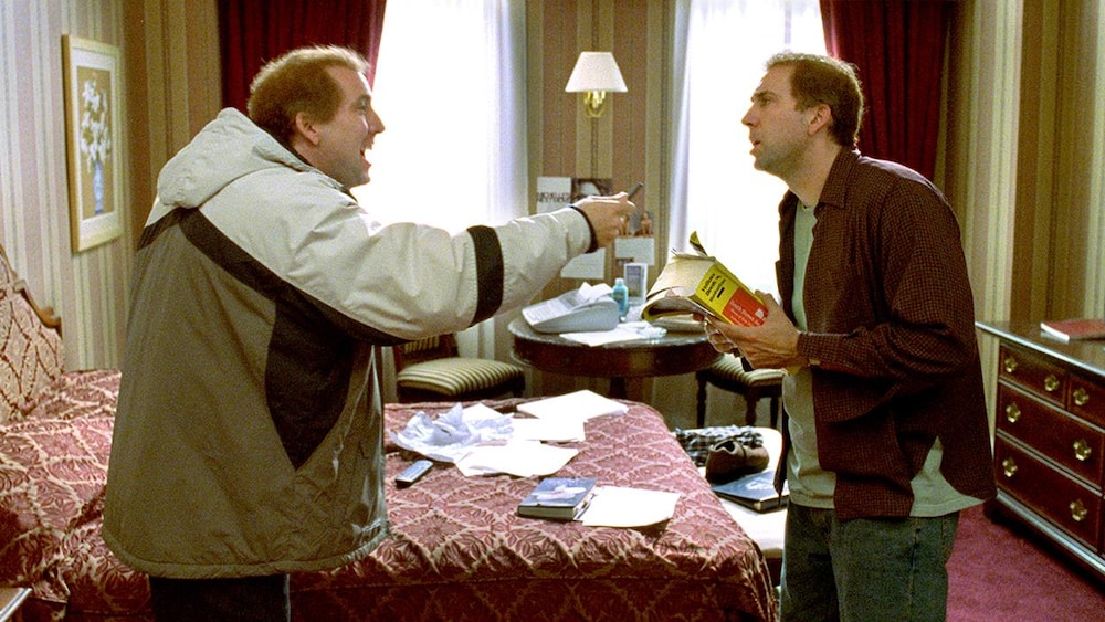 Sony Pictures Deux hommes identiques look à look se disputent.