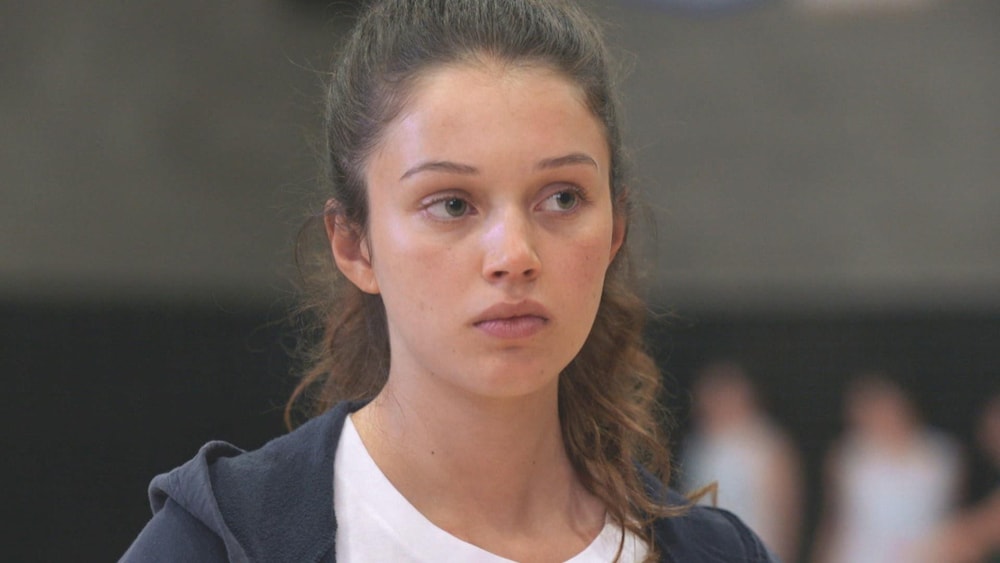 Une adolescente qui a l'air préoccupée.