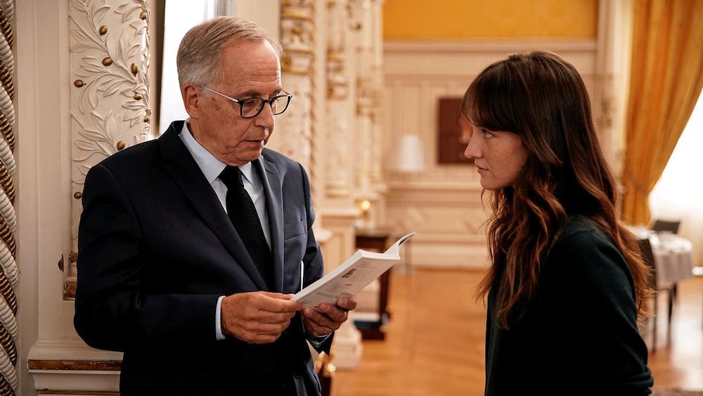 MK2 Mile-End Dans un bureau chic, un homme (Fabrice Luchini) tient un livre dans ses mains devant une jeune femme (Anaïs Demoustier).