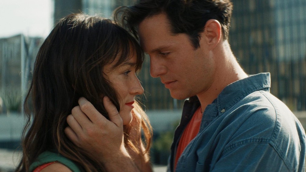Axia Films Un homme et une femme sur le point de s'embrasser.