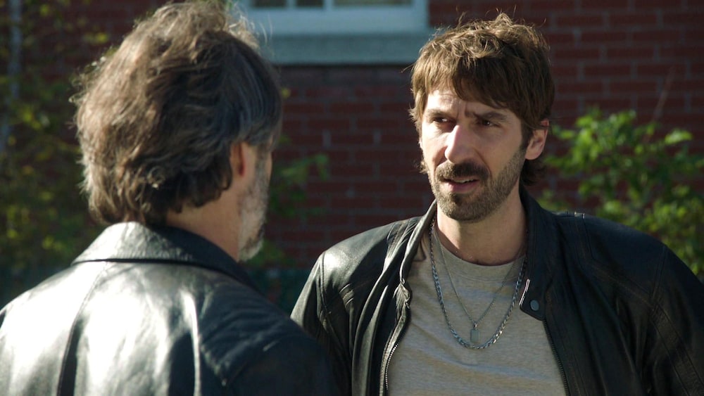 Aetios Productions Les deux hommes discutent.