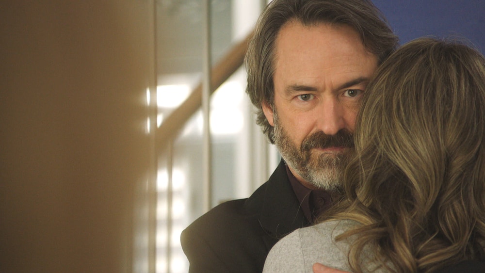 Denys Marchand (Sébastien Ricard) enlace Karine Séguin (Katrine Duhaime).