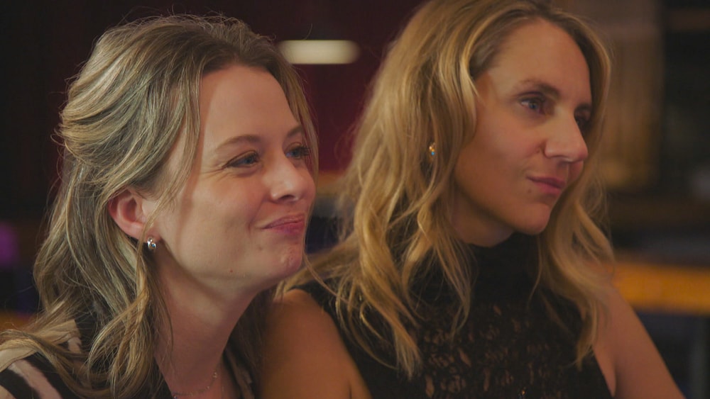 Fanny et Karine sont au bar.