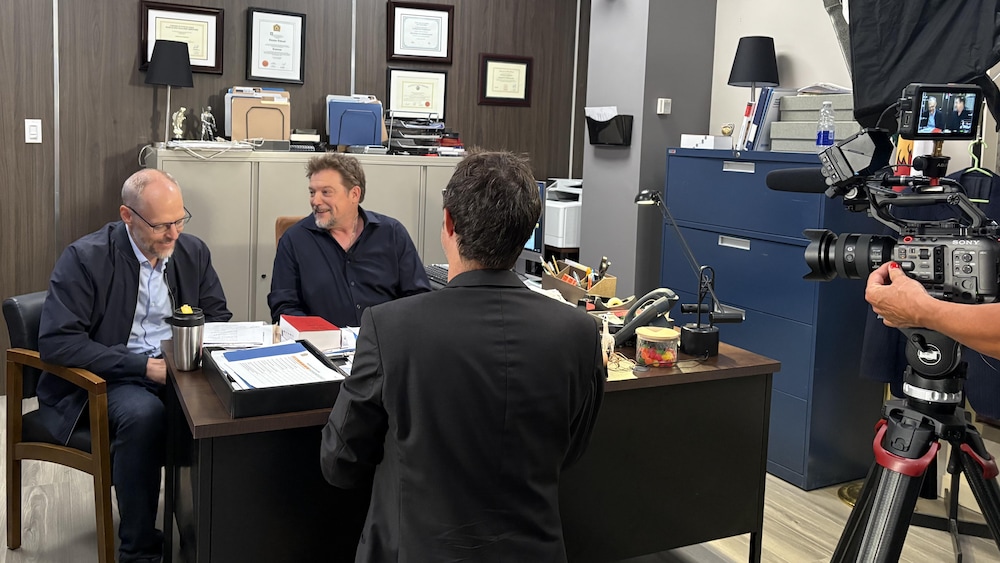 Les deux comédiens sont assis face au journaliste de Radio-Canada qui leur pose des questions.