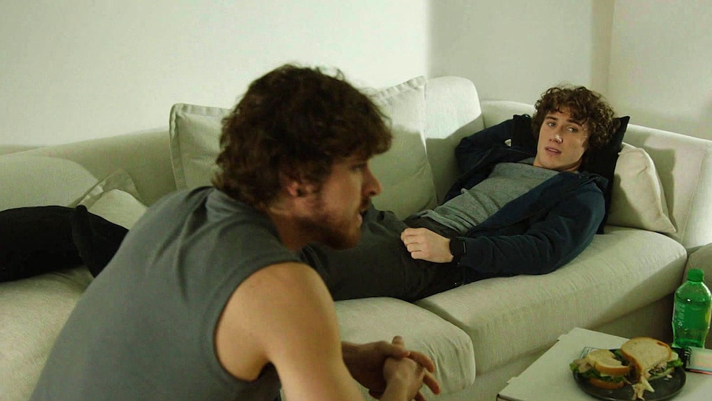 Cédric et Noah sont dans le salon.