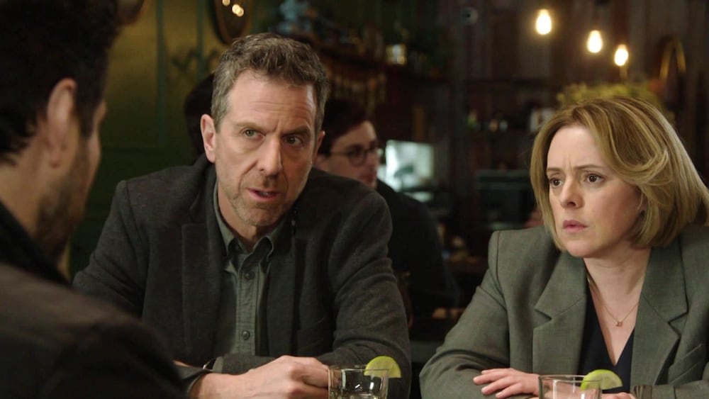Mathilde et Jean-François parlent à Charbonneau dans un bar.