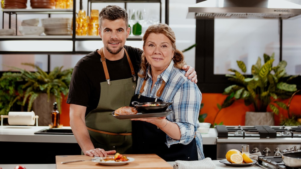 Arnaud Marchand et Marina Orsini avec leur plat dans la cuisine.