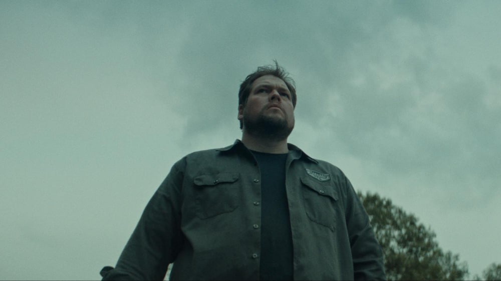 Sphere Films Un homme (Guillaume Cyr) filmé en contre-plongée.