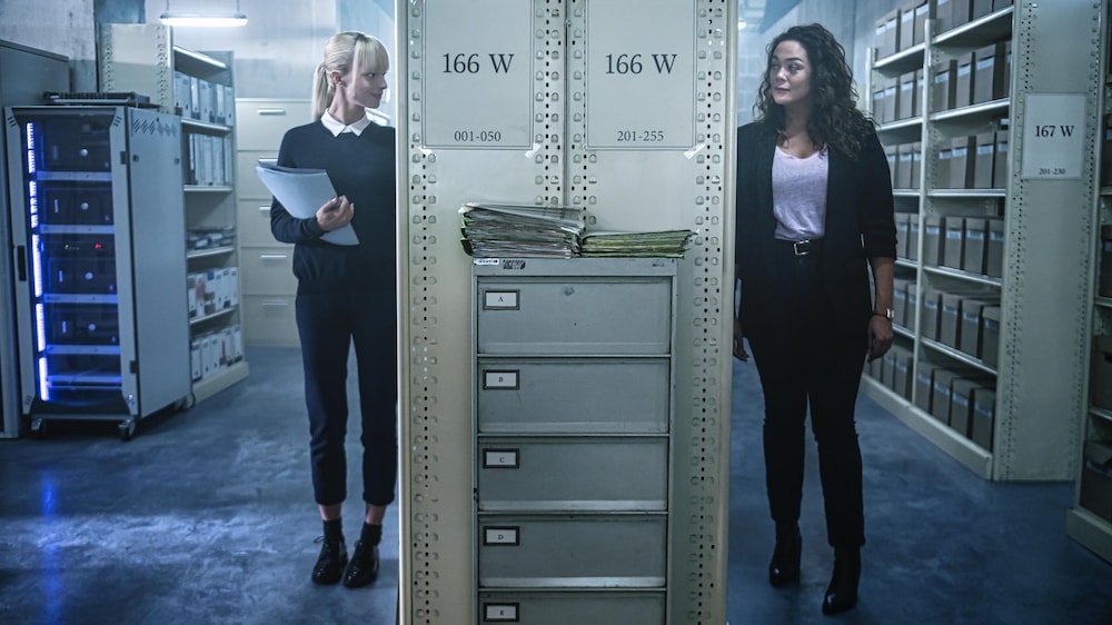 Astrid et Raphaëlle dans une salle des archives.
