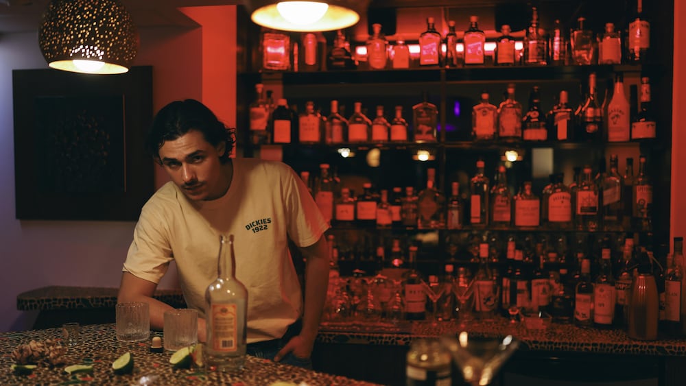 Roméo & Fils / Rashad Bedeir Un homme est derrière un bar.