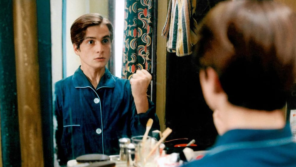 Un homme (Jean-Pierre Léaud) se regarde dans le miroir.