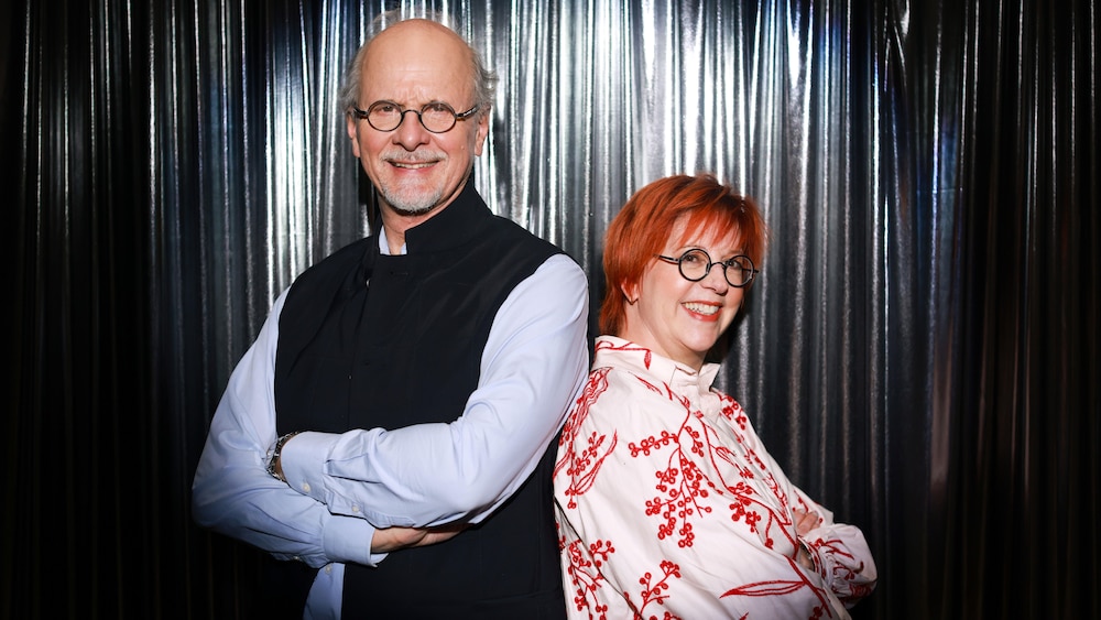 Chantal Lamarre et Michel Laperrière posent dans les décor de Bonsoir bonsoir.