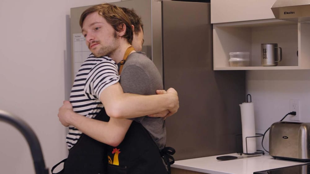 KOTV Benjamin enlace son ami Renaud dans la cuisine.