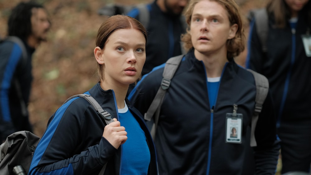 Lucinda Price (Jess Alexander) est debout avec son sac à dos.