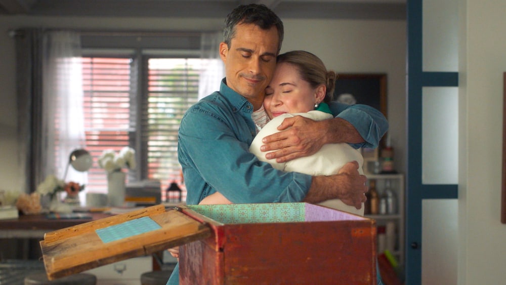 Jade (Emi Chicoine) et JF (Patrick Hivon) se serre dans leurs bras.