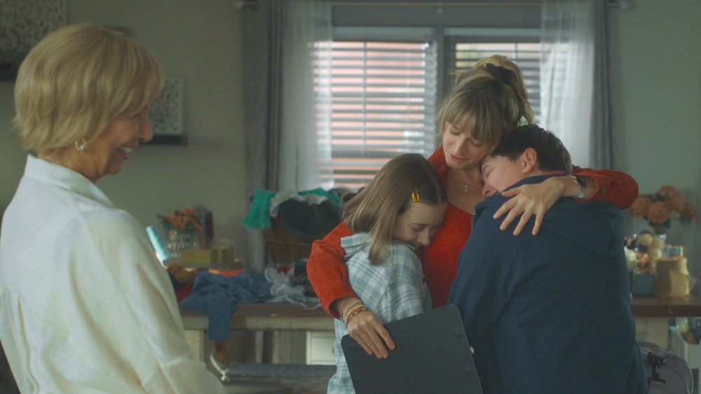 Isabelle serre ses jumeaux dans ses bras.