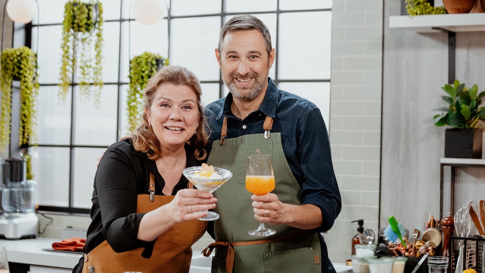 Marina Orsini et Bob le Chef tiennent des cocktails dans la cuisine.