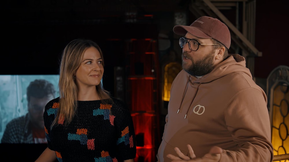 Devant un écran de cinéma, une femme (Catherine Chabot) et un homme (Eric K. Boulianne) discutent.