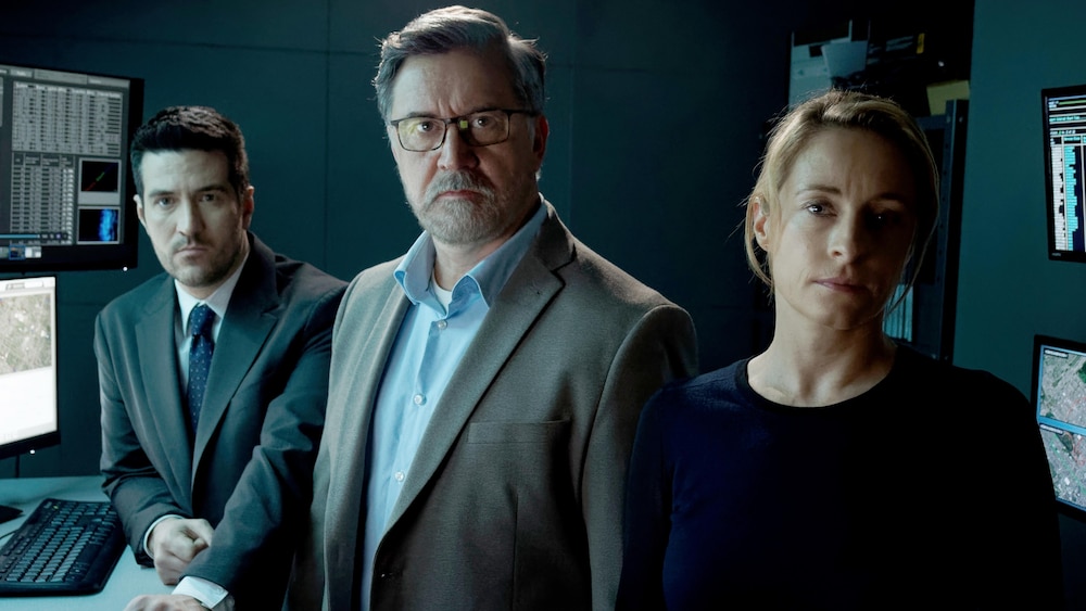 Danno, Henri et Simone, de la série Cerebrum, à leur département d'enquête.