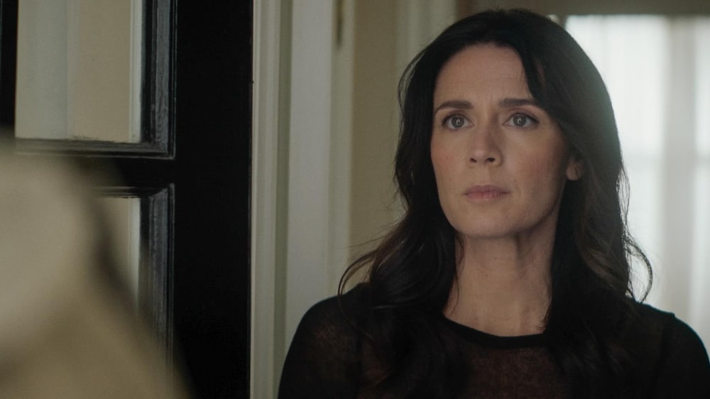 Jackie (Mélissa Désormeaux-Poulin) est à la porte de sa résidence.
