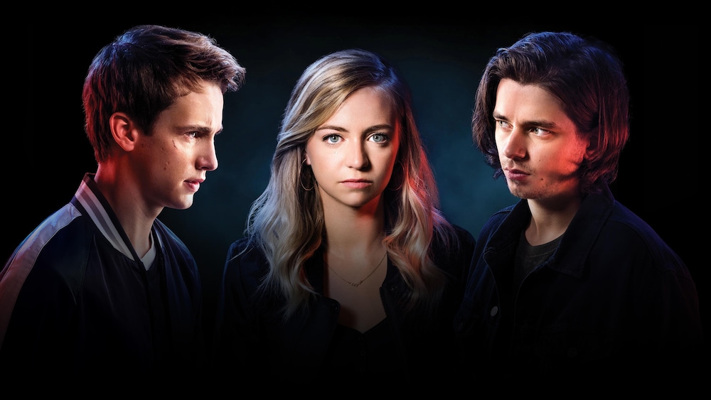 Radio-Canada Jasmine (Ludivine Reding) est entouré de Christophe (Alex Godbout) et Robin (Alexandre Nachi).